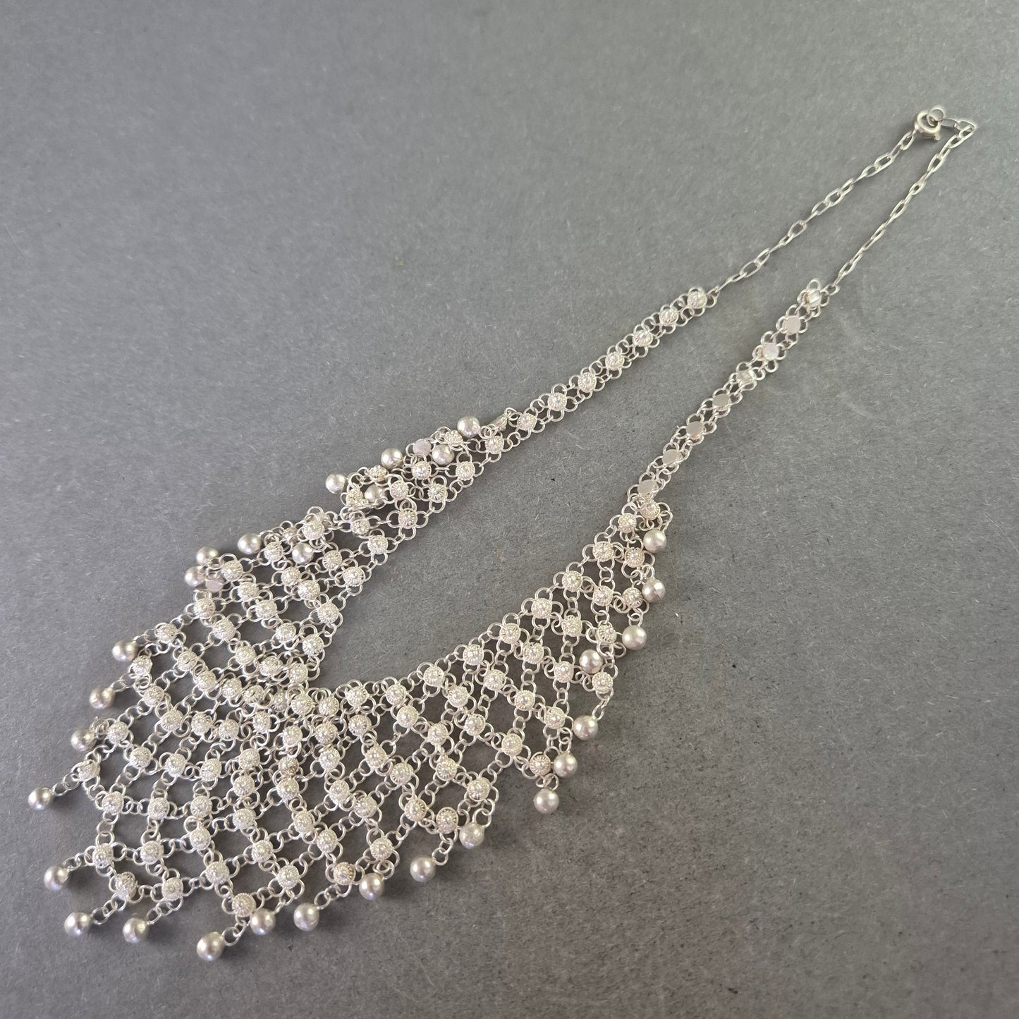 Damen Kette Silberfarben – Orientalisches Netzdesign mit Perlen