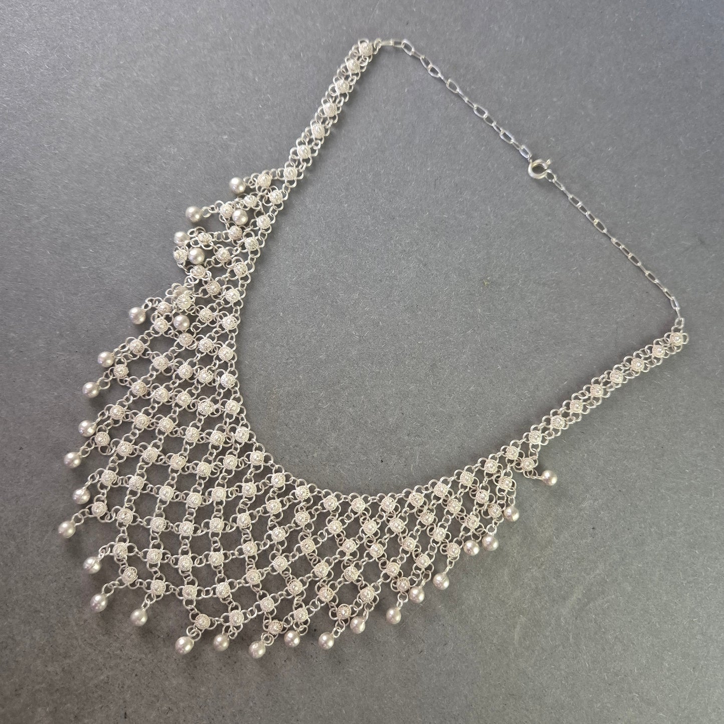 Damen Kette Silberfarben – Orientalisches Netzdesign mit Perlen