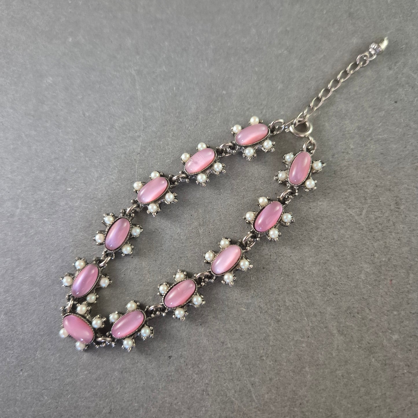 Elegantes Silber Armband mit rosa Cabochons und Perlen – Vintage Look