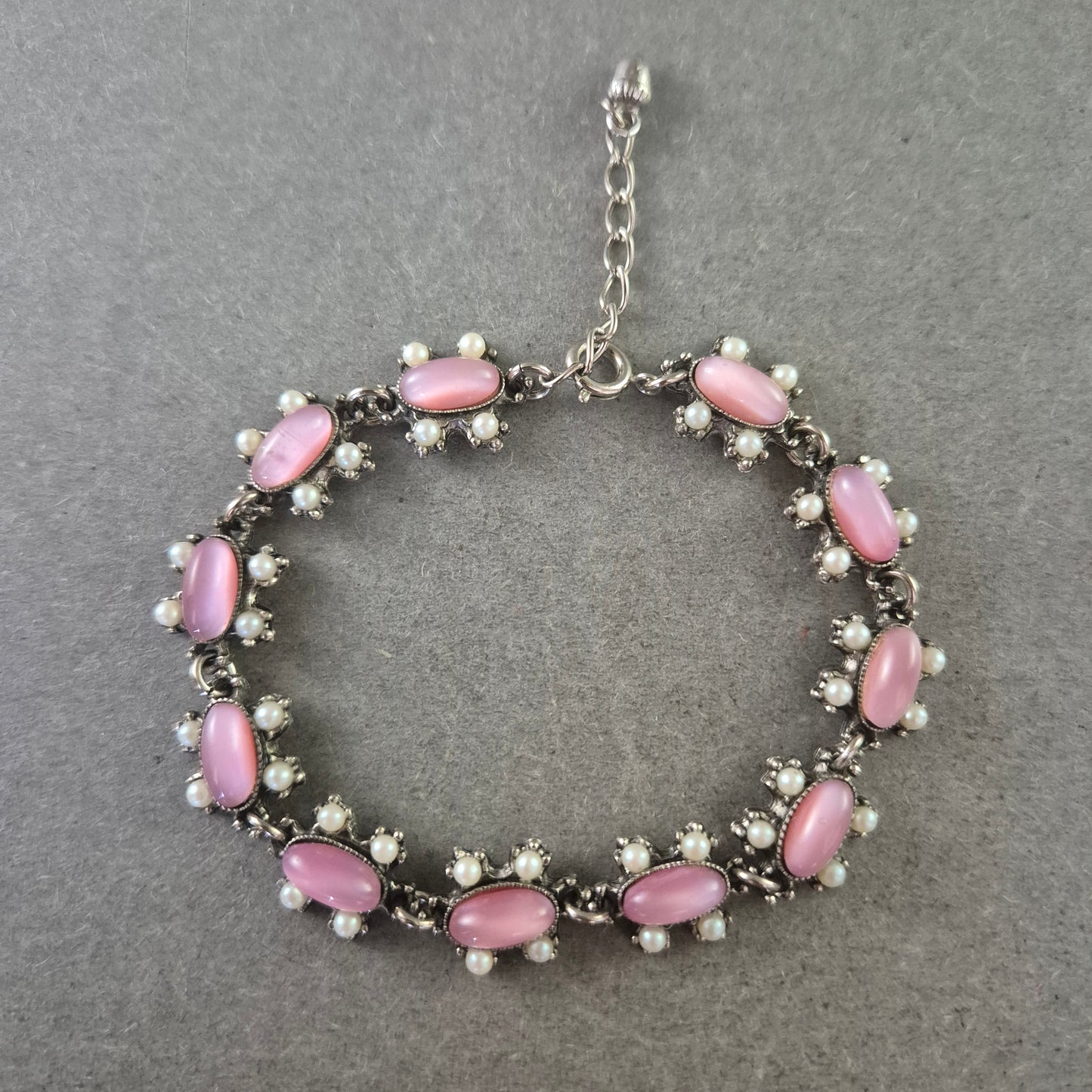 Elegantes Silber Armband mit rosa Cabochons und Perlen – Vintage Look