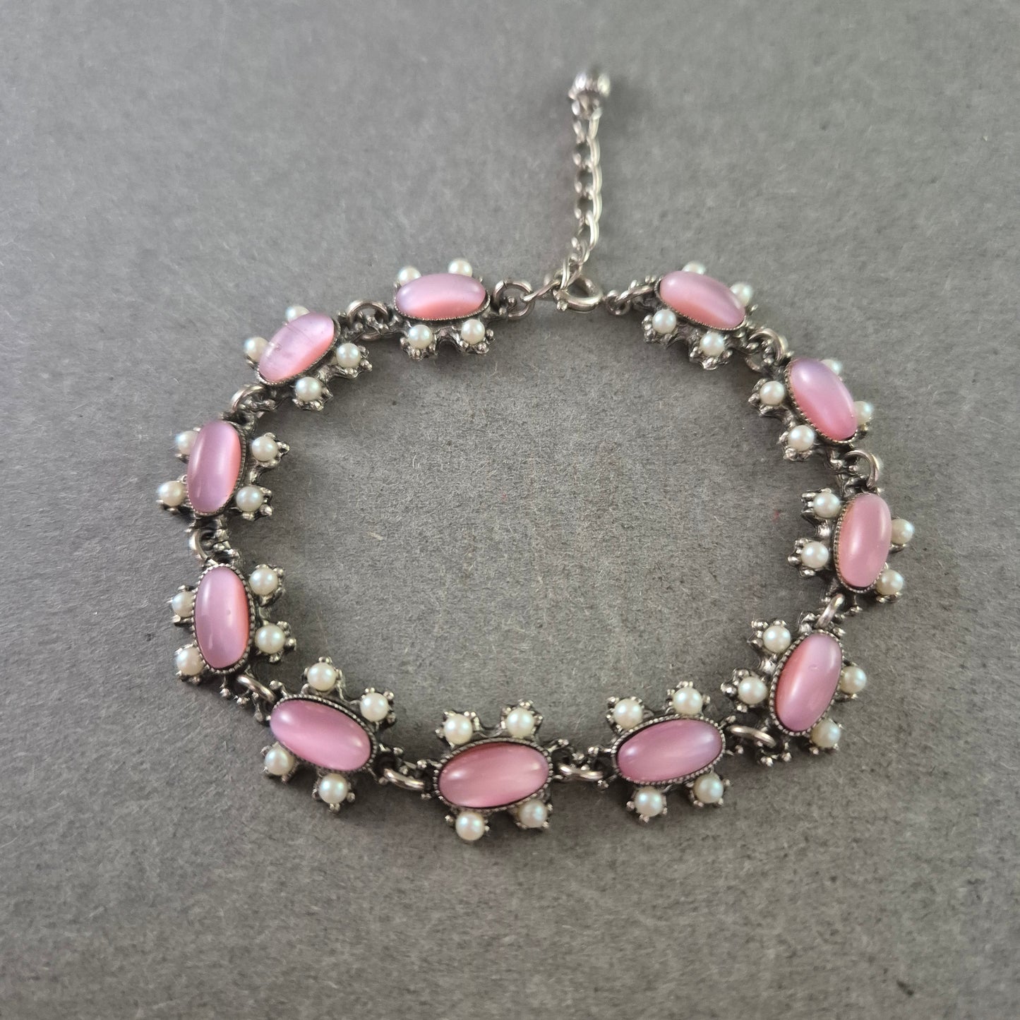 Elegantes Silber Armband mit rosa Cabochons und Perlen – Vintage Look