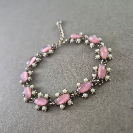 Elegantes Silber Armband mit rosa Cabochons und Perlen – Vintage Look