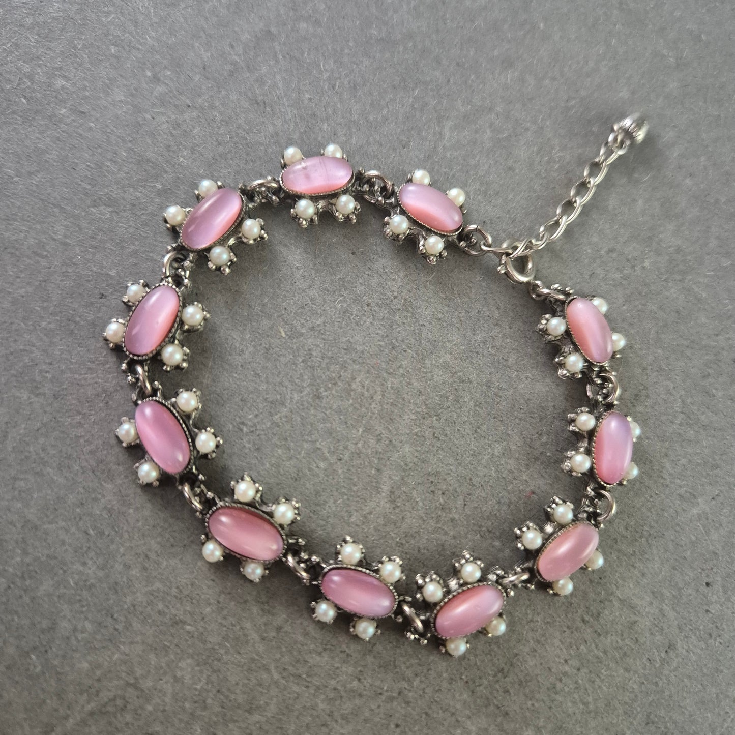 Elegantes Silber Armband mit rosa Cabochons und Perlen – Vintage Look