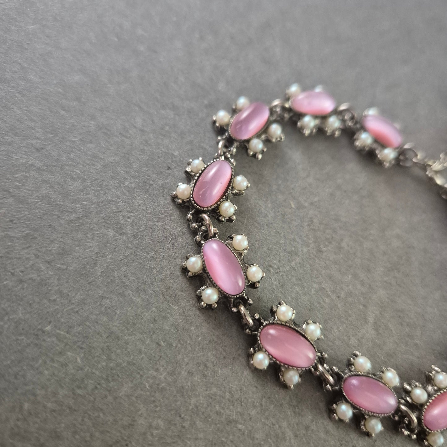 Elegantes Silber Armband mit rosa Cabochons und Perlen – Vintage Look