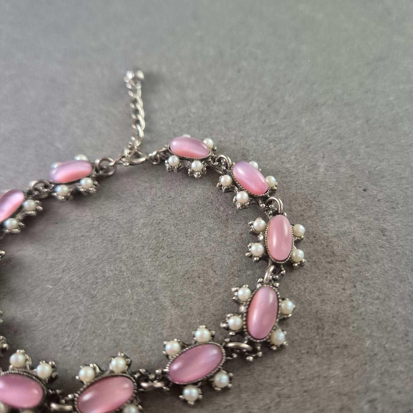 Elegantes Silber Armband mit rosa Cabochons und Perlen – Vintage Look