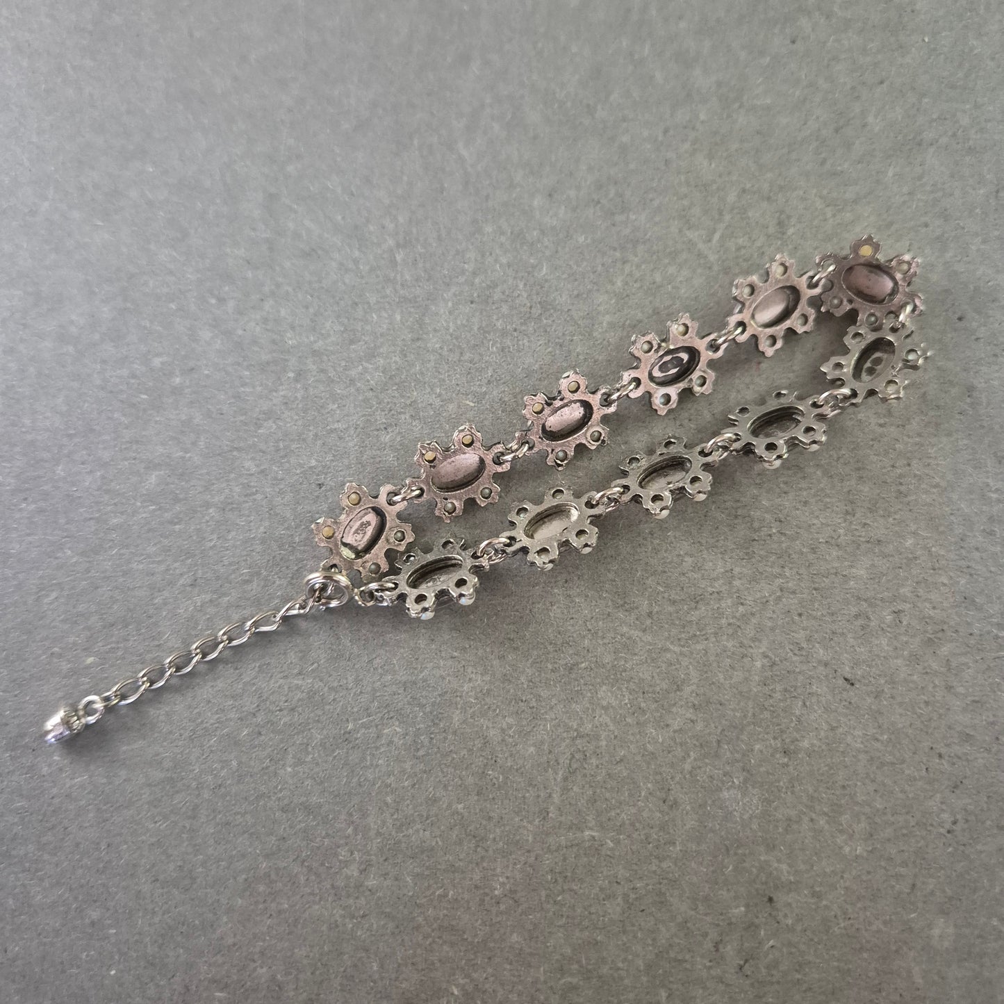 Elegantes Silber Armband mit rosa Cabochons und Perlen – Vintage Look