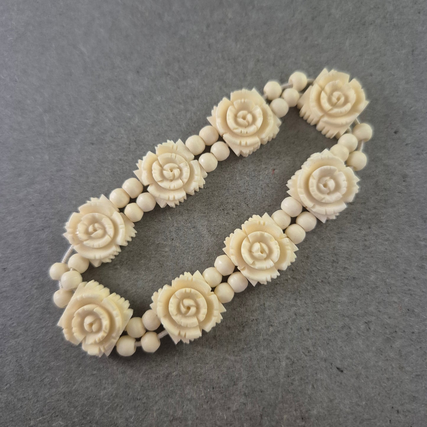 Elastisches Armband mit Rosenmotiv – Cremefarbenes Vintage-Design