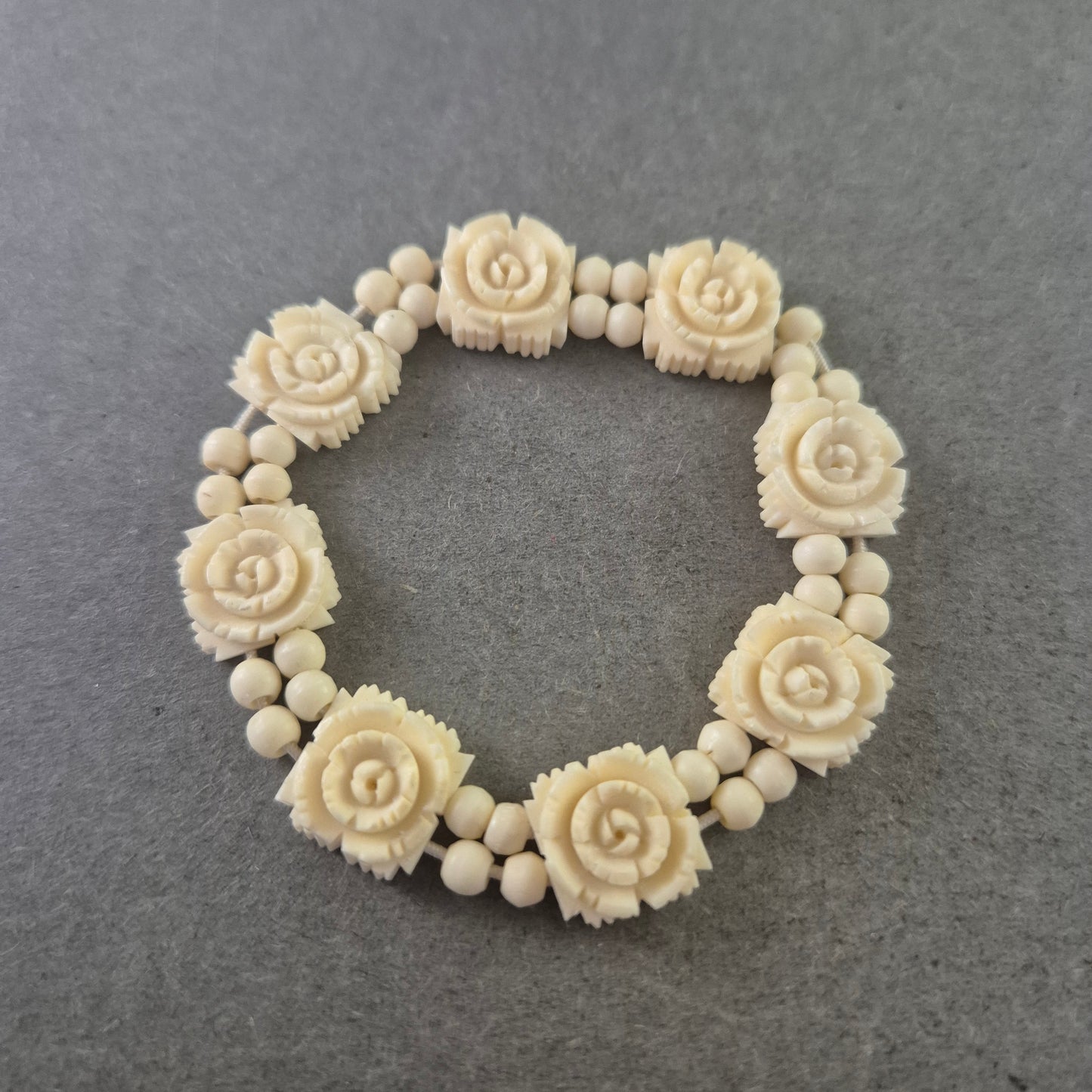 Elastisches Armband mit Rosenmotiv – Cremefarbenes Vintage-Design