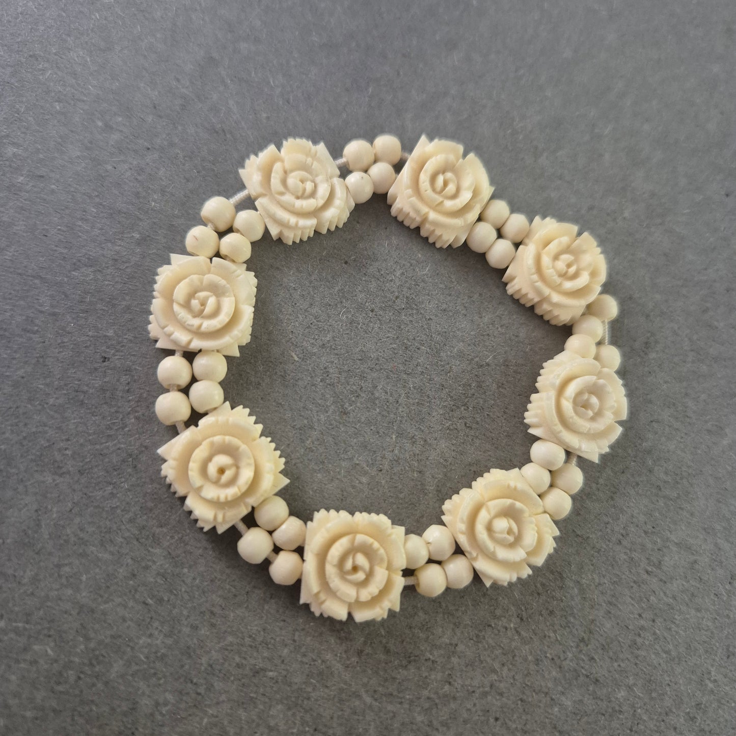 Elastisches Armband mit Rosenmotiv – Cremefarbenes Vintage-Design