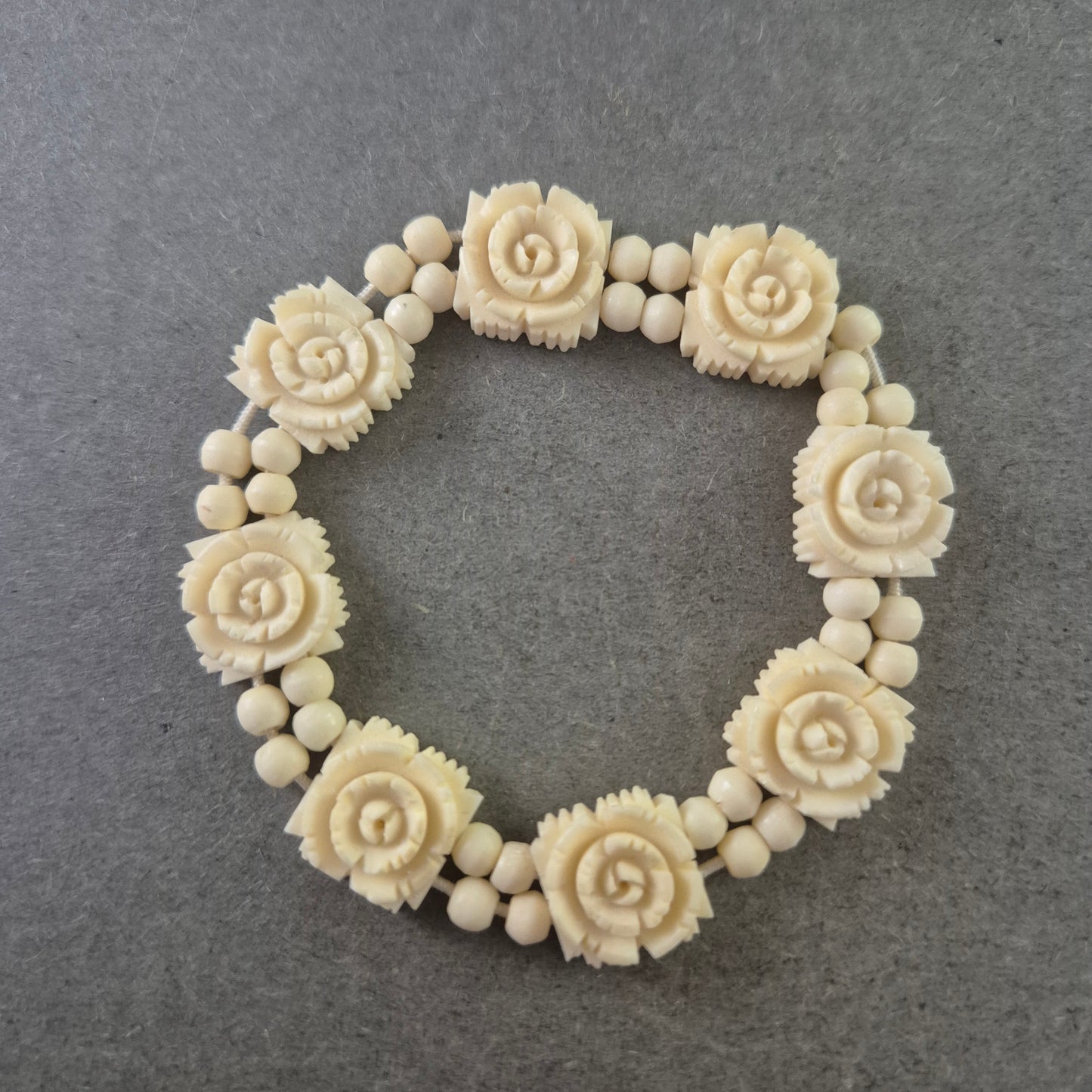 Elastisches Armband mit Rosenmotiv – Cremefarbenes Vintage-Design