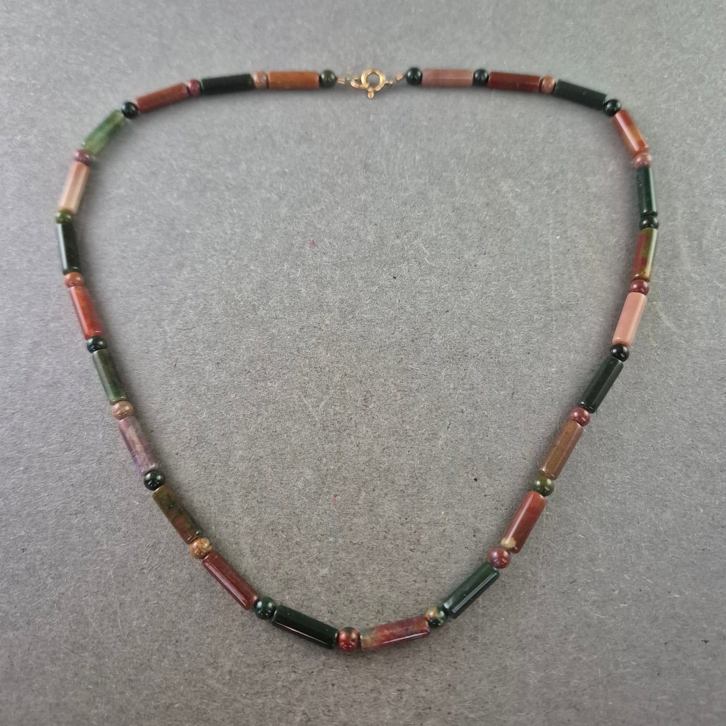 Damen Kette – Edelstein Halskette in Grün- und Rottönen