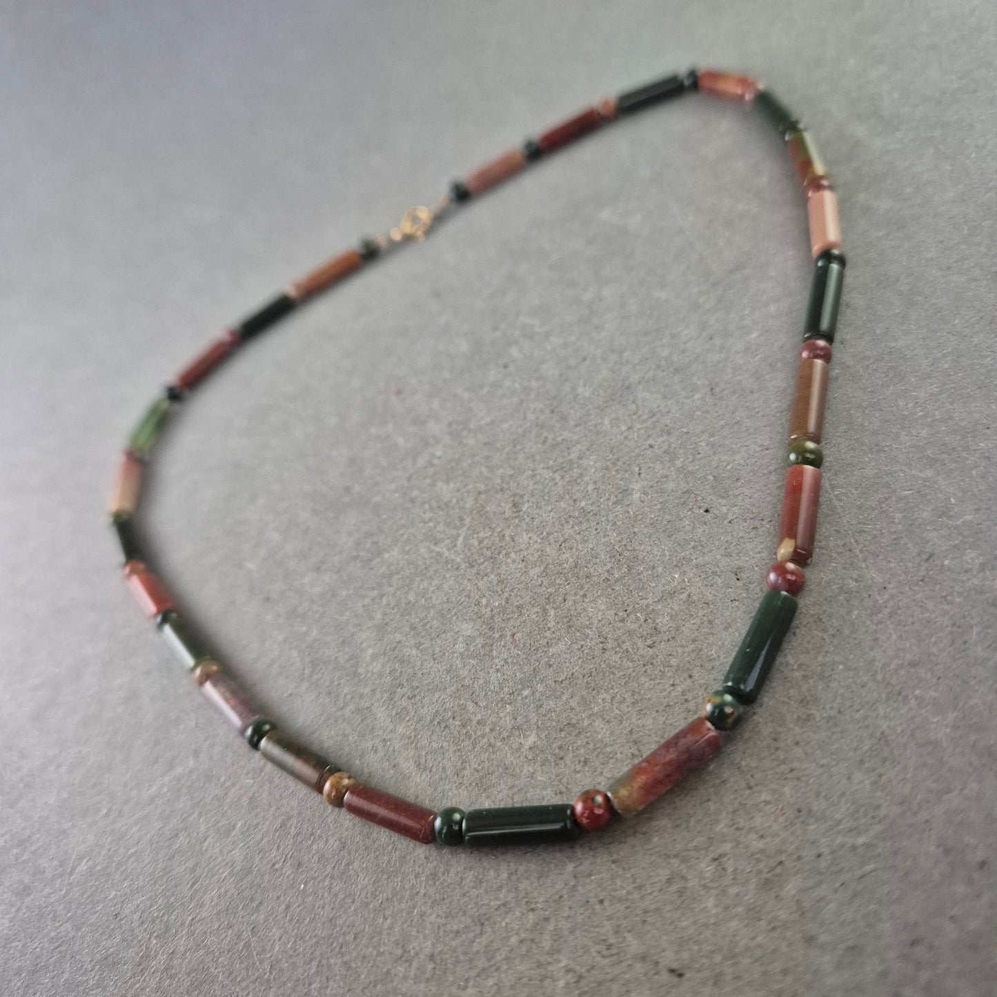 Damen Kette – Edelstein Halskette in Grün- und Rottönen