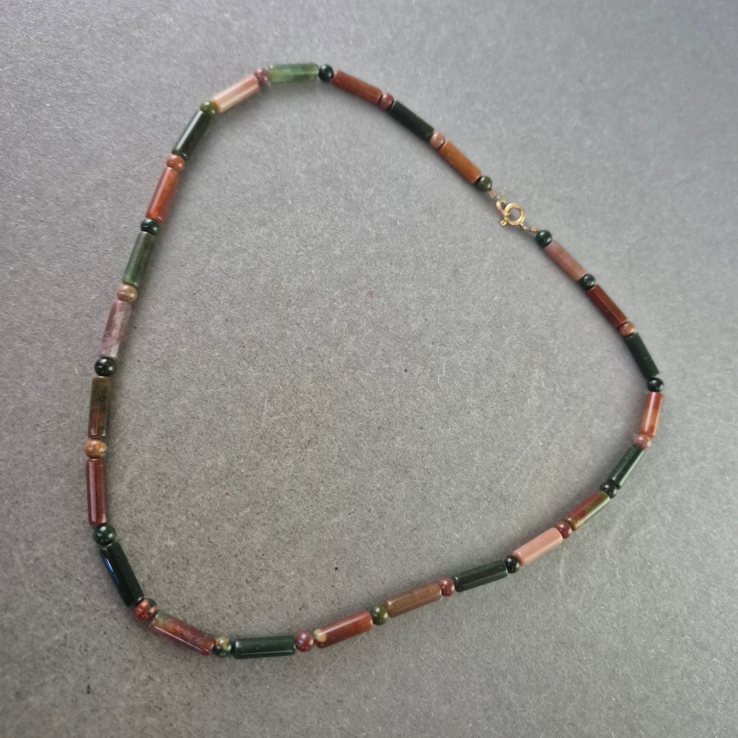 Damen Kette – Edelstein Halskette in Grün- und Rottönen