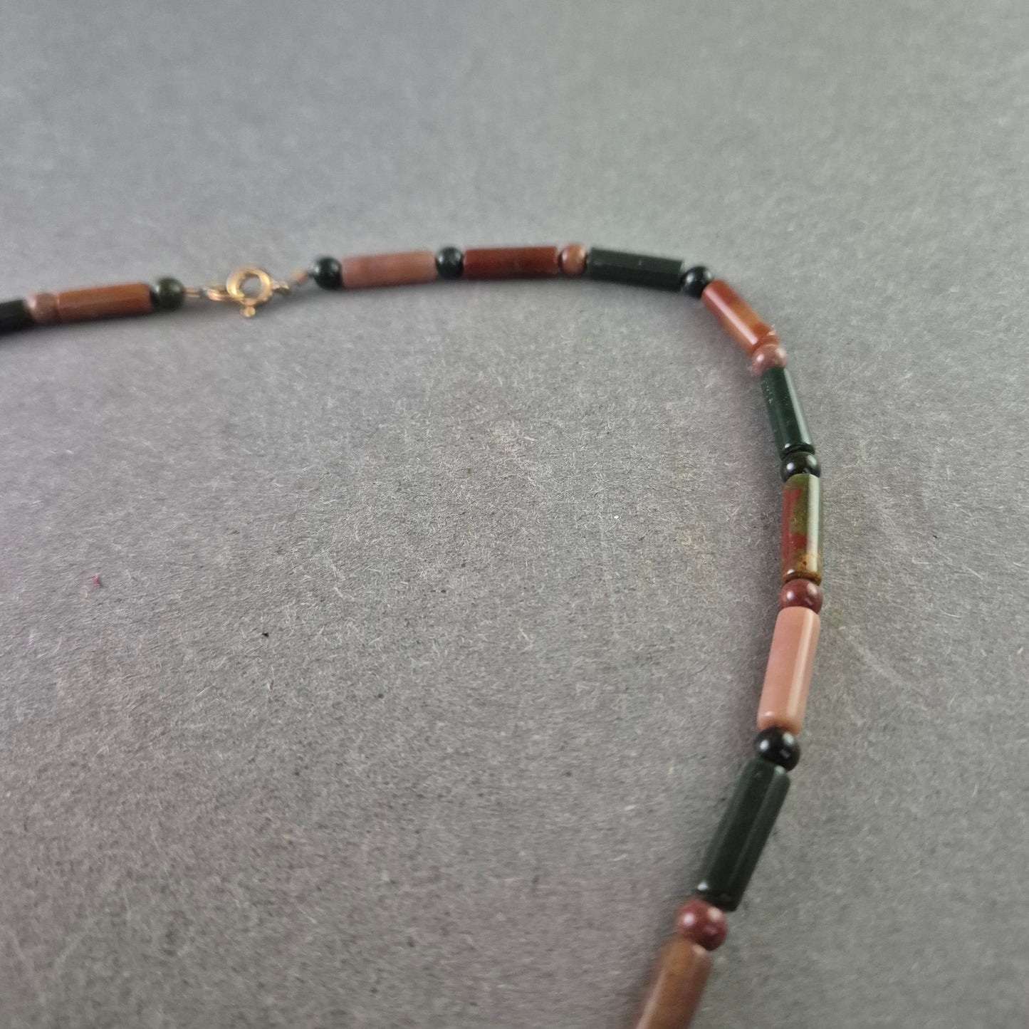 Damen Kette – Edelstein Halskette in Grün- und Rottönen