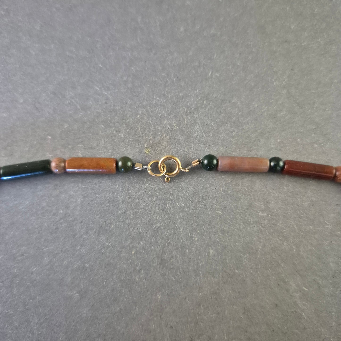 Damen Kette – Edelstein Halskette in Grün- und Rottönen