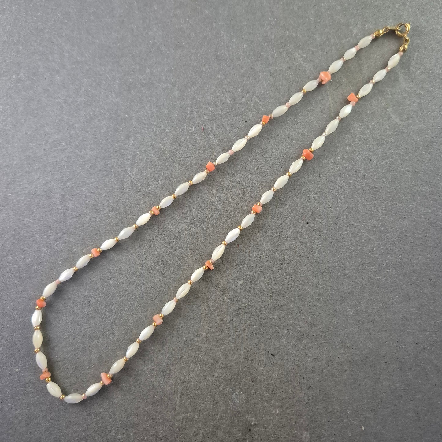Damen Kette – Perlmutt und Koralle im zarten Design