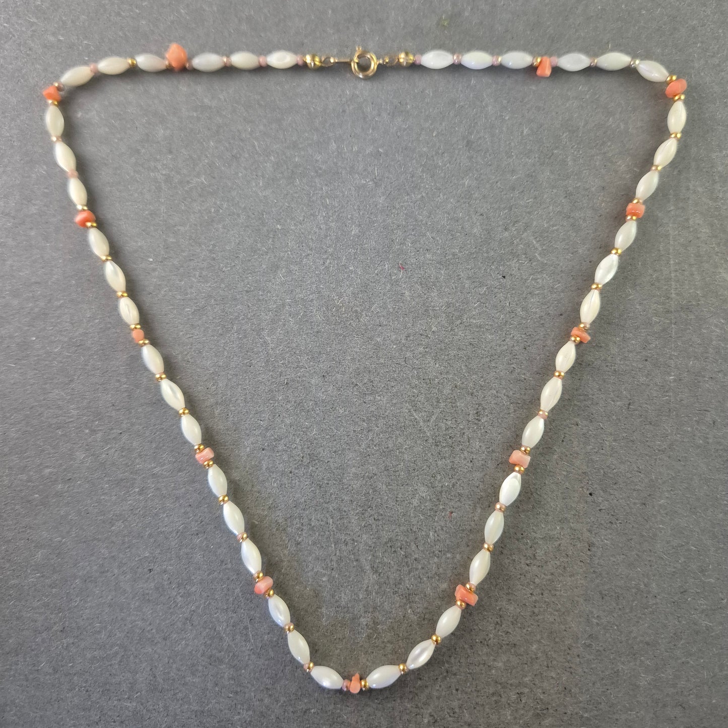 Damen Kette – Perlmutt und Koralle im zarten Design