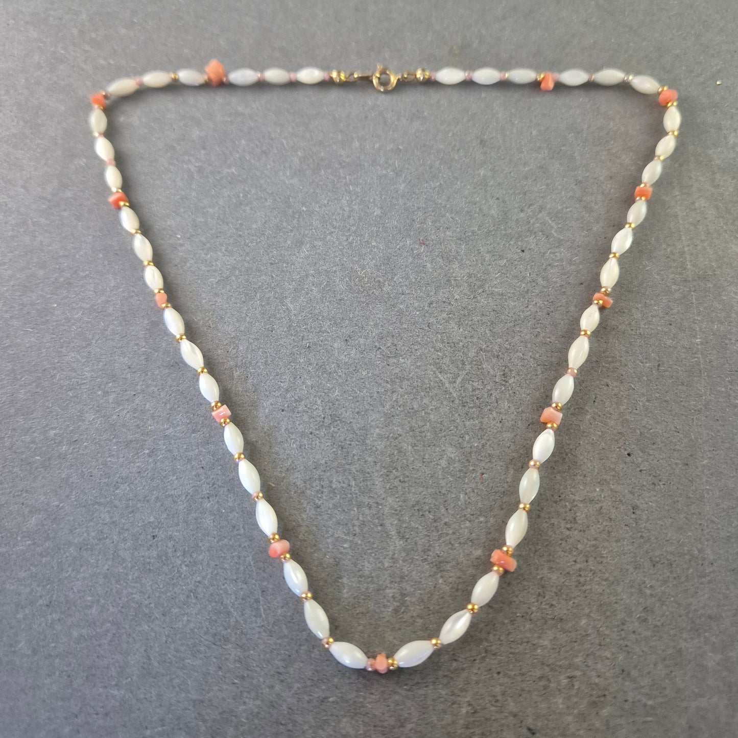 Damen Kette – Perlmutt und Koralle im zarten Design