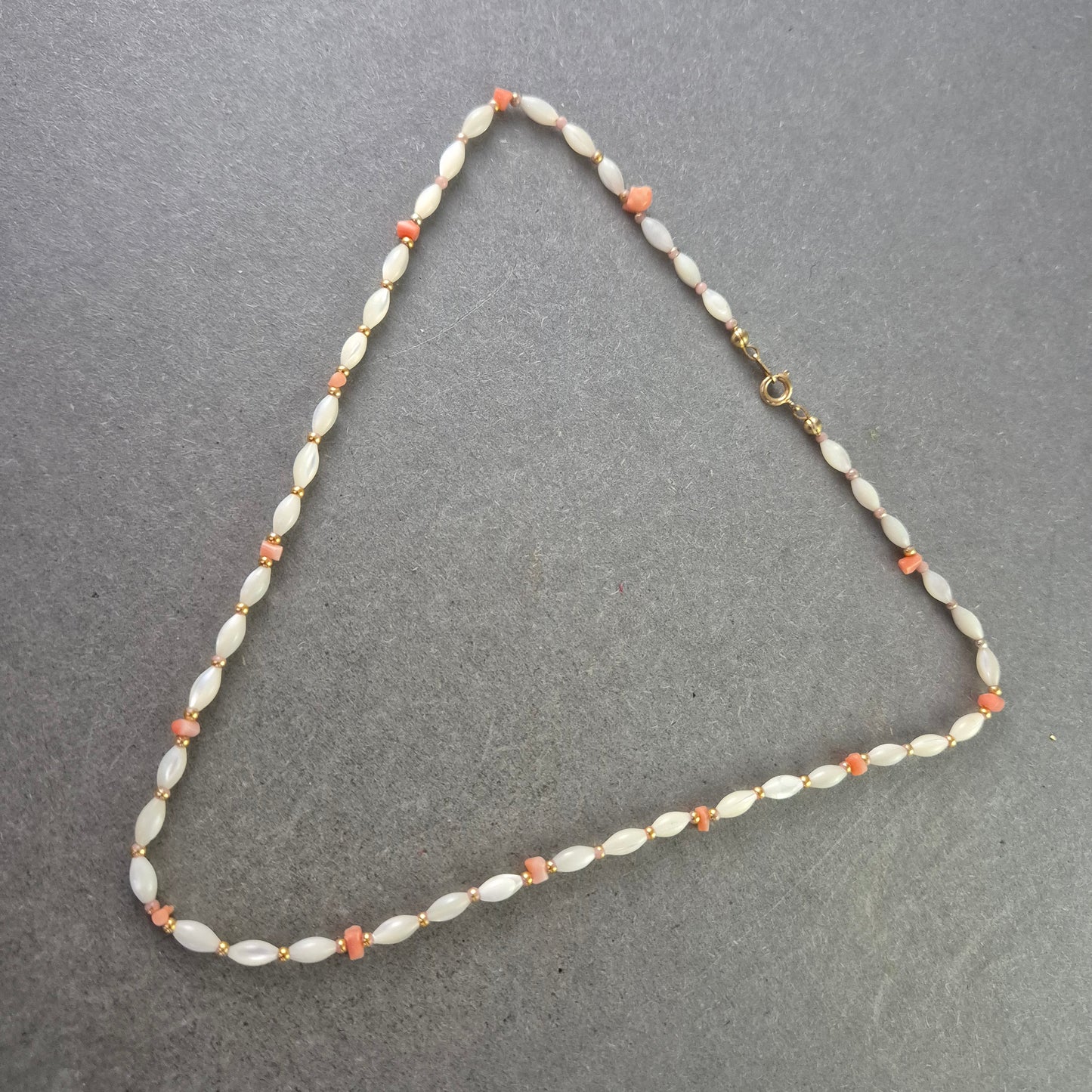 Damen Kette – Perlmutt und Koralle im zarten Design