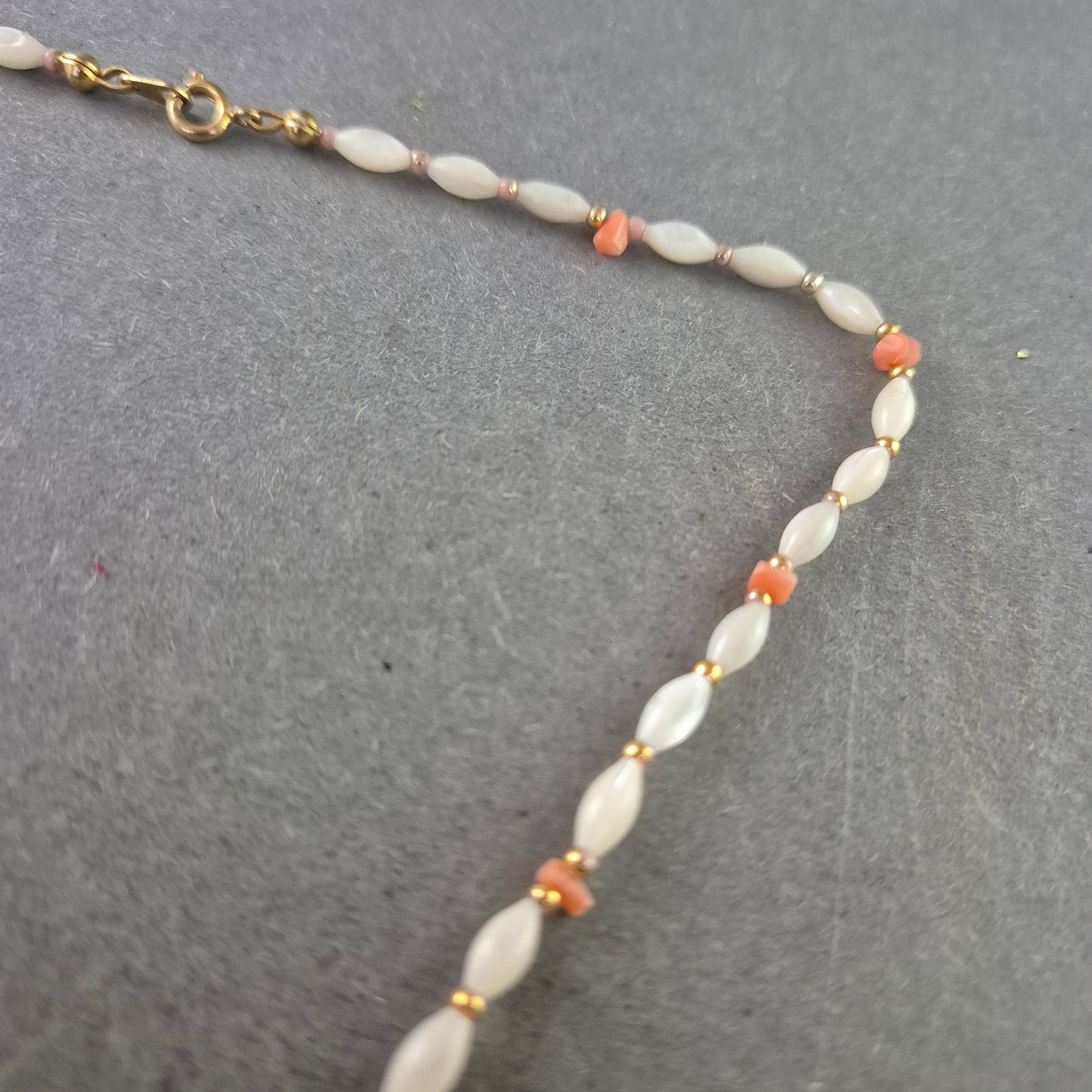 Damen Kette – Perlmutt und Koralle im zarten Design