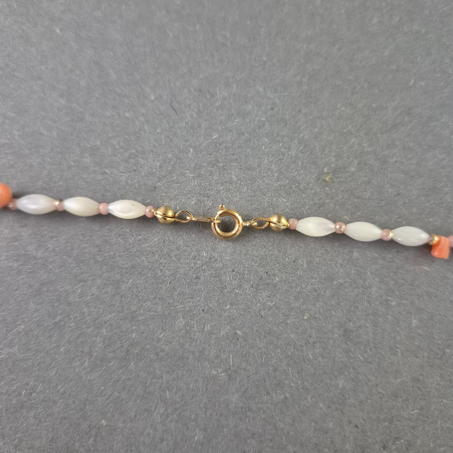 Damen Kette – Perlmutt und Koralle im zarten Design