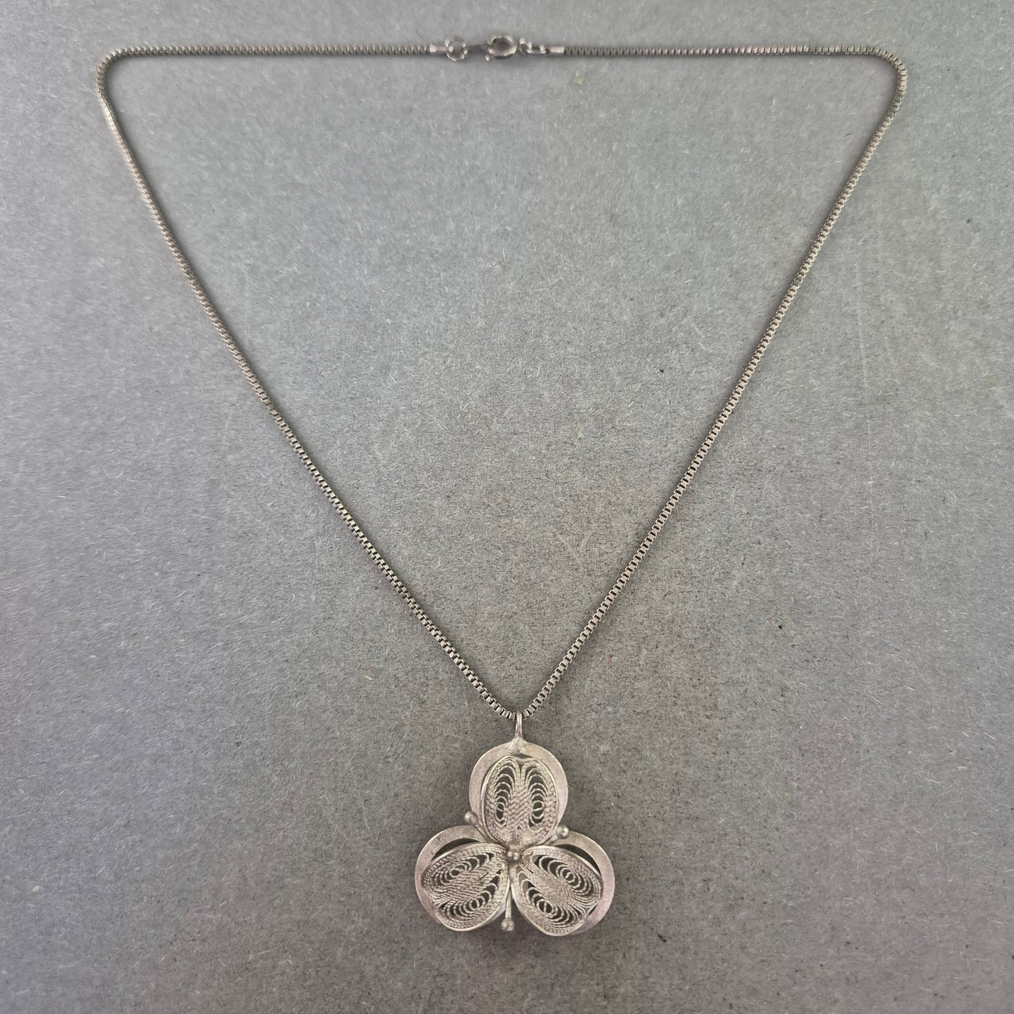 Damen Kette – Silberfarbene Kette mit filigranem Anhänger