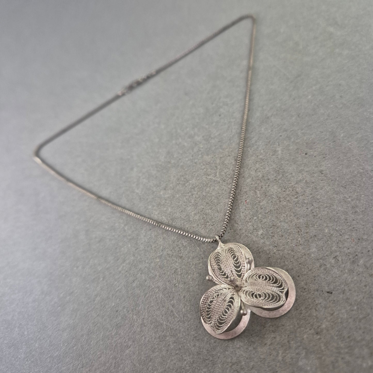 Damen Kette – Silberfarbene Kette mit filigranem Anhänger