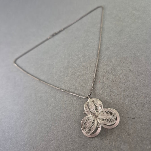 Damen Kette – Silberfarbene Kette mit filigranem Anhänger