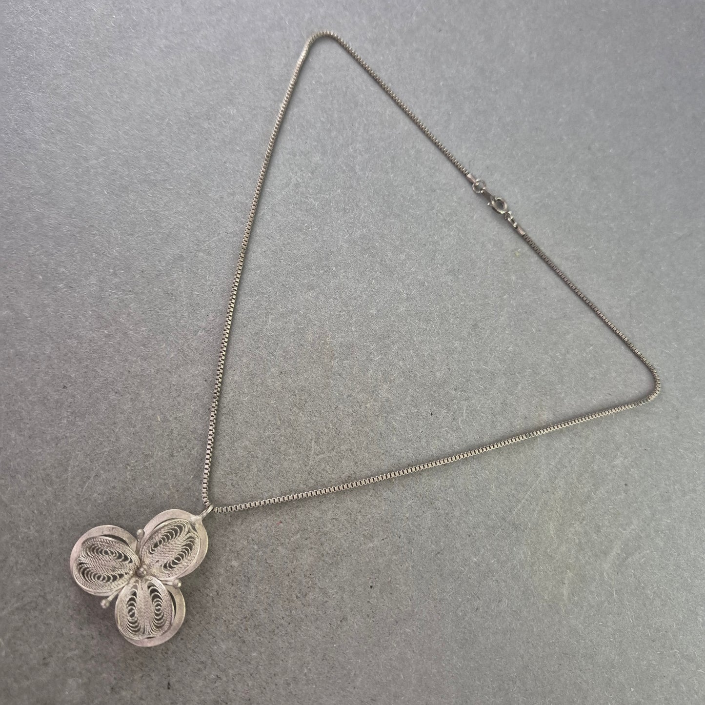 Damen Kette – Silberfarbene Kette mit filigranem Anhänger