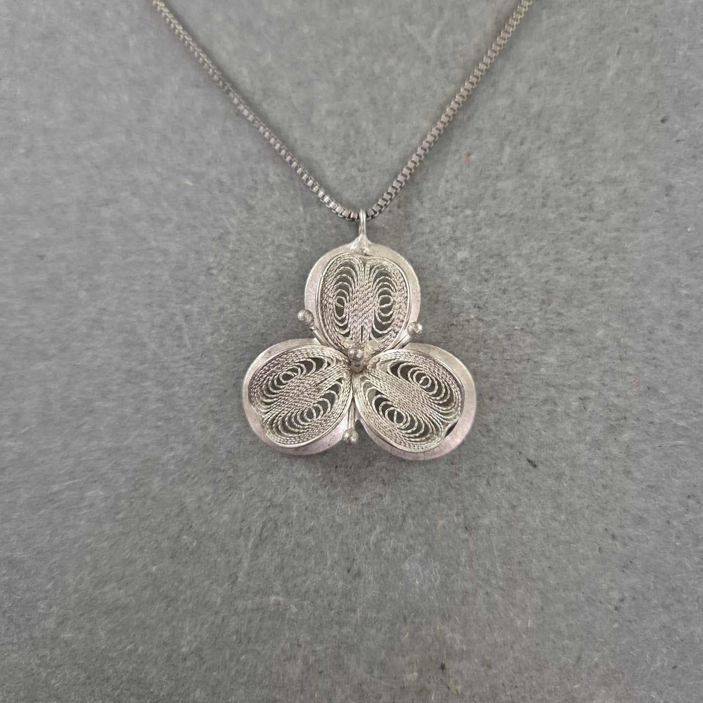 Damen Kette – Silberfarbene Kette mit filigranem Anhänger