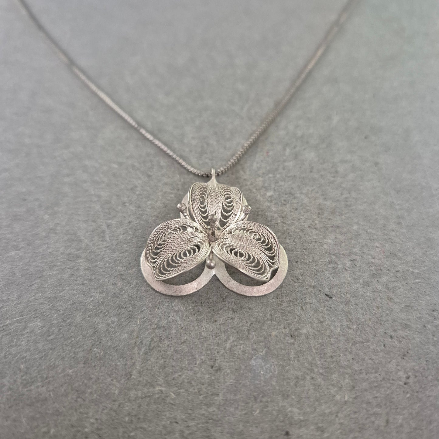 Damen Kette – Silberfarbene Kette mit filigranem Anhänger