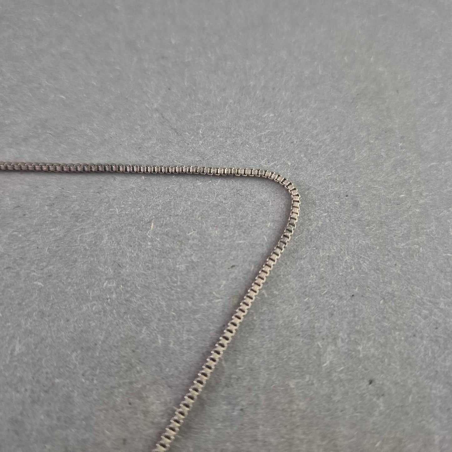 Damen Kette – Silberfarbene Kette mit filigranem Anhänger