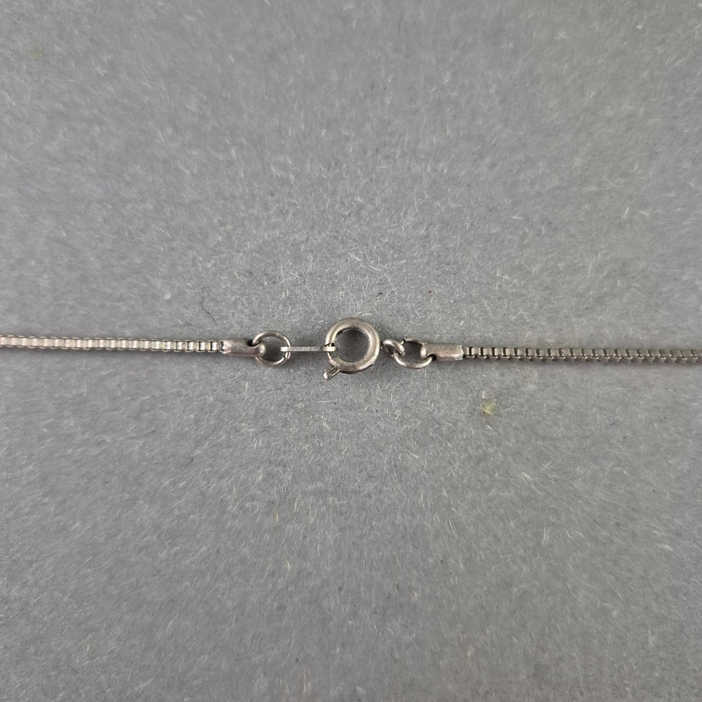 Damen Kette – Silberfarbene Kette mit filigranem Anhänger