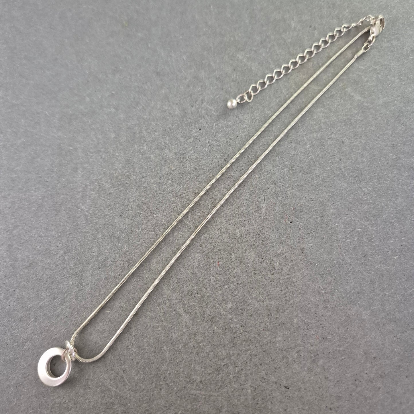 Damen Kette – Silberfarbene Schlangenkette mit modernem Anhänger