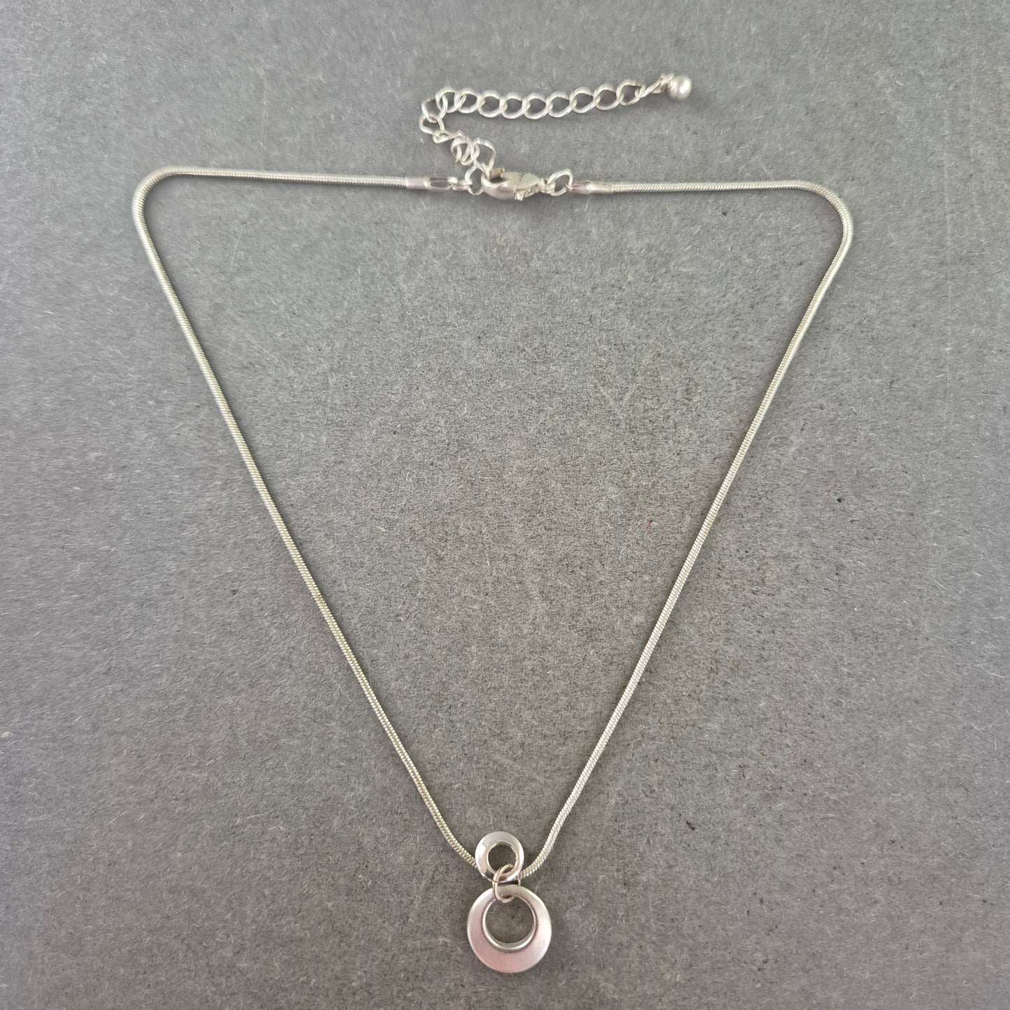 Damen Kette – Silberfarbene Schlangenkette mit modernem Anhänger