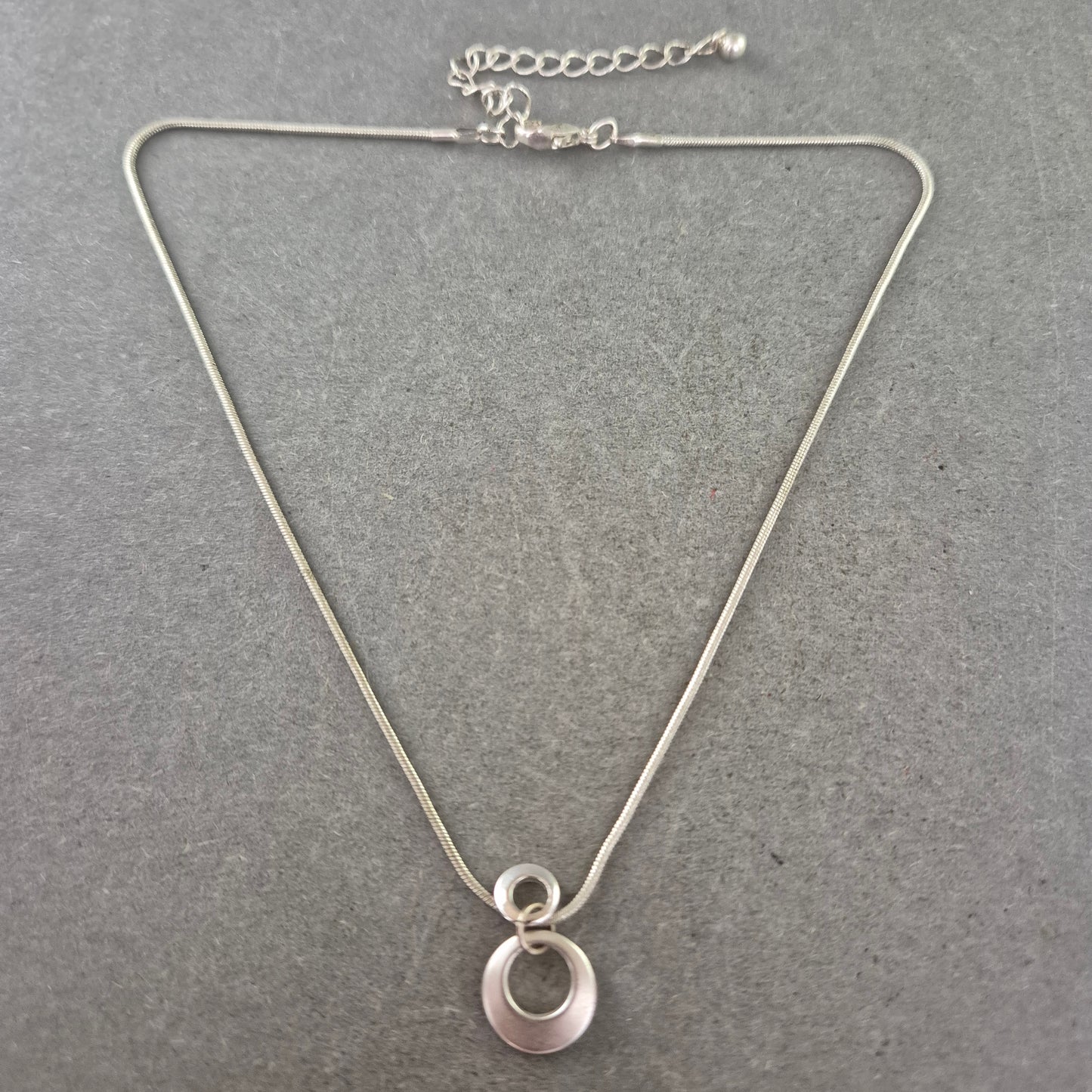 Damen Kette – Silberfarbene Schlangenkette mit modernem Anhänger