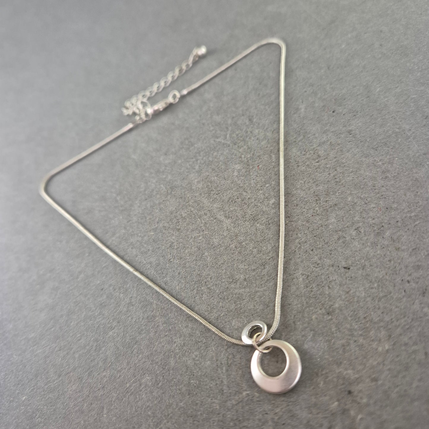 Damen Kette – Silberfarbene Schlangenkette mit modernem Anhänger