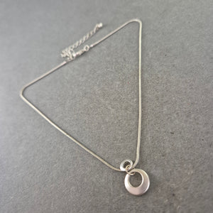 Damen Kette – Silberfarbene Schlangenkette mit modernem Anhänger