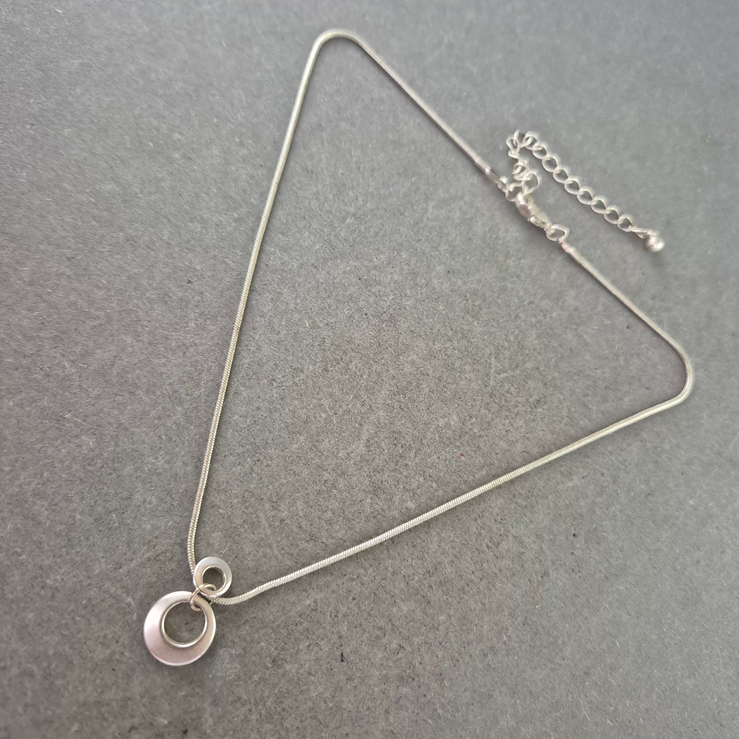 Damen Kette – Silberfarbene Schlangenkette mit modernem Anhänger