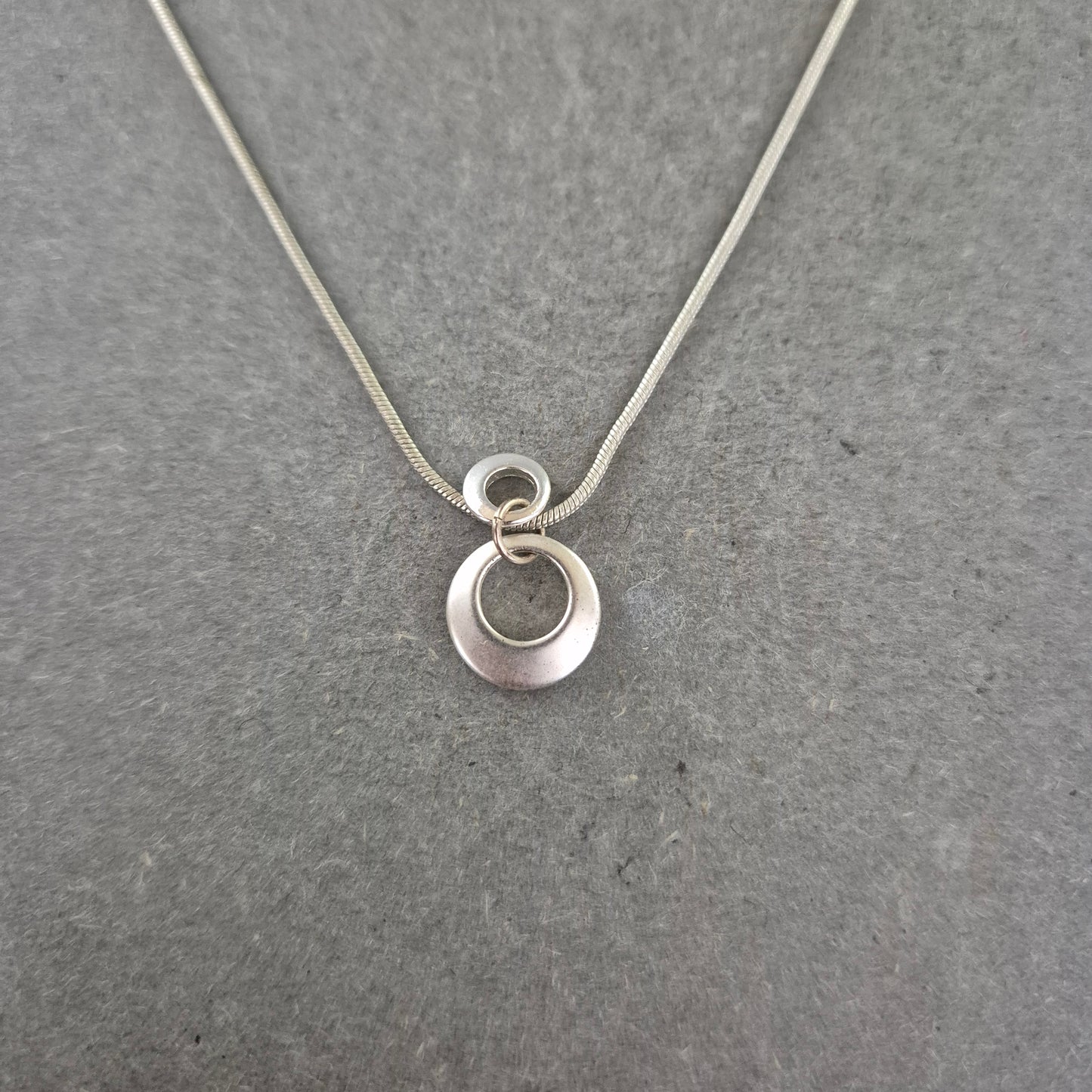 Damen Kette – Silberfarbene Schlangenkette mit modernem Anhänger