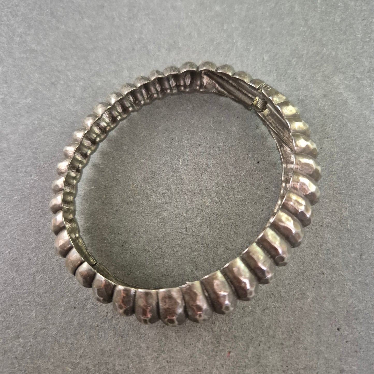 Damen Armreif – Silberfarbener Vintage Armreif mit Hammerschlag-Optik