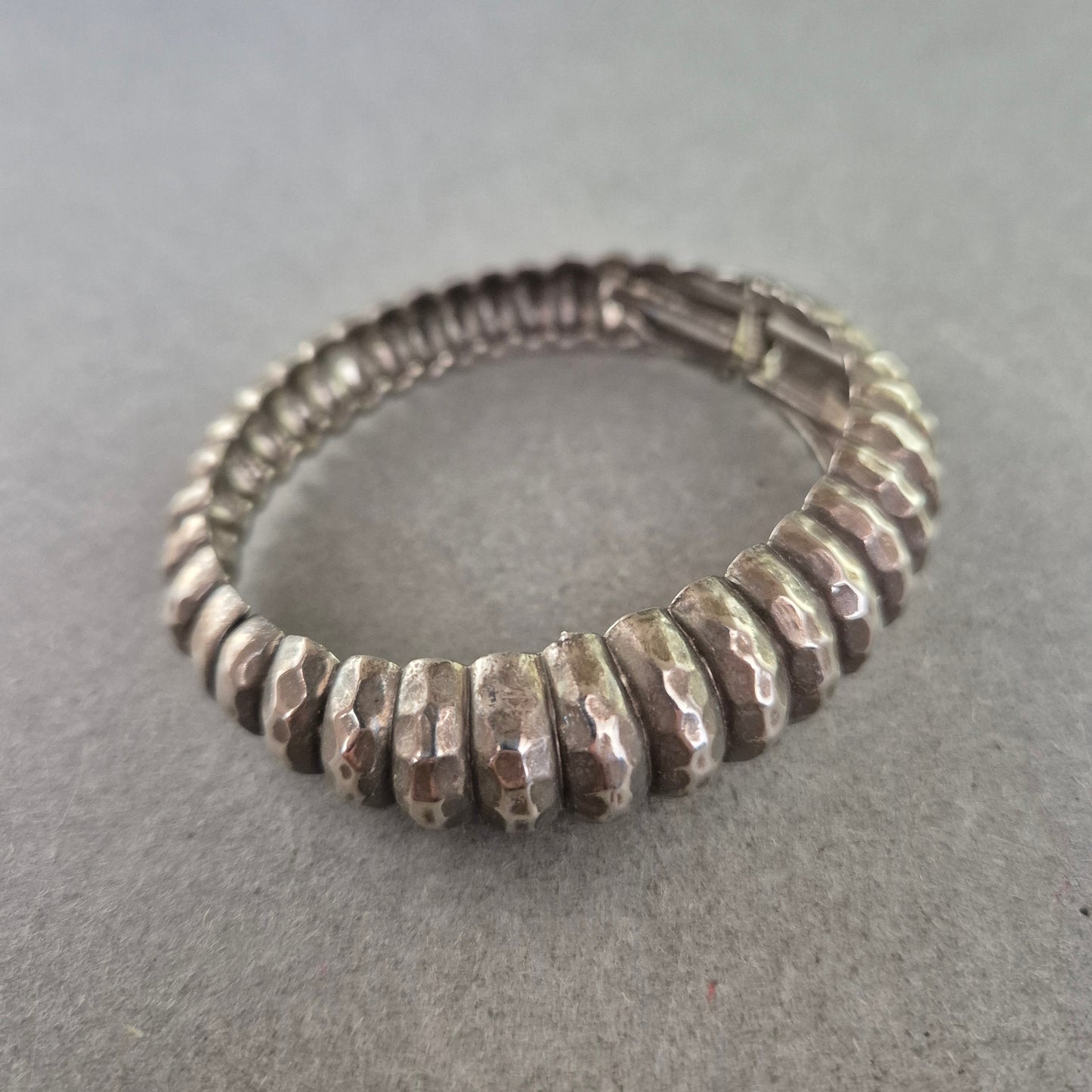 Damen Armreif – Silberfarbener Vintage Armreif mit Hammerschlag-Optik