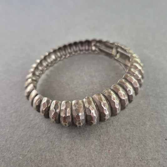 Damen Armreif – Silberfarbener Vintage Armreif mit Hammerschlag-Optik
