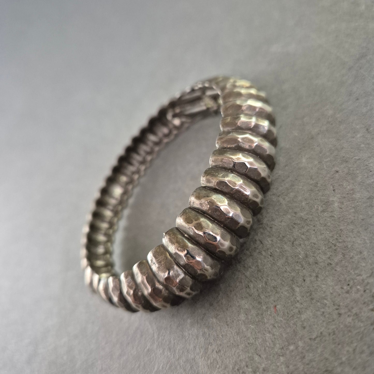 Damen Armreif – Silberfarbener Vintage Armreif mit Hammerschlag-Optik