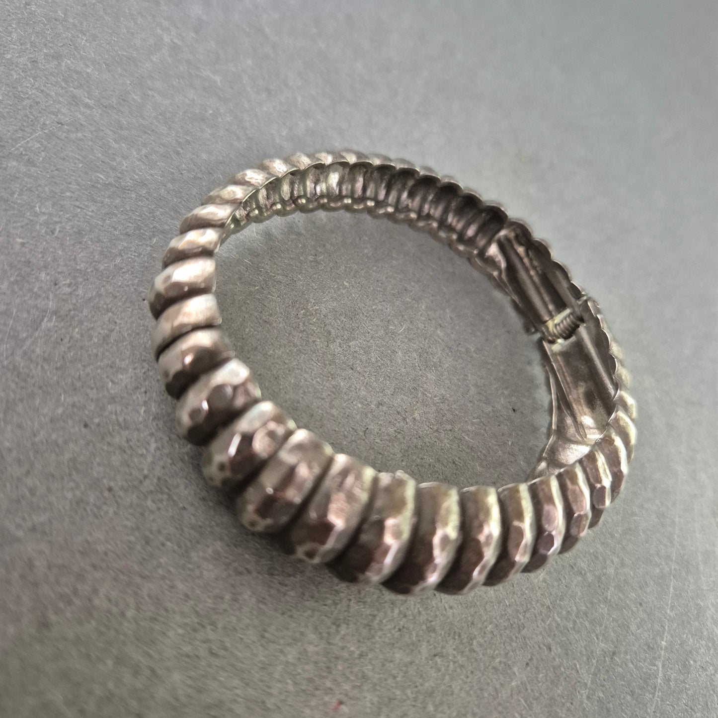 Damen Armreif – Silberfarbener Vintage Armreif mit Hammerschlag-Optik
