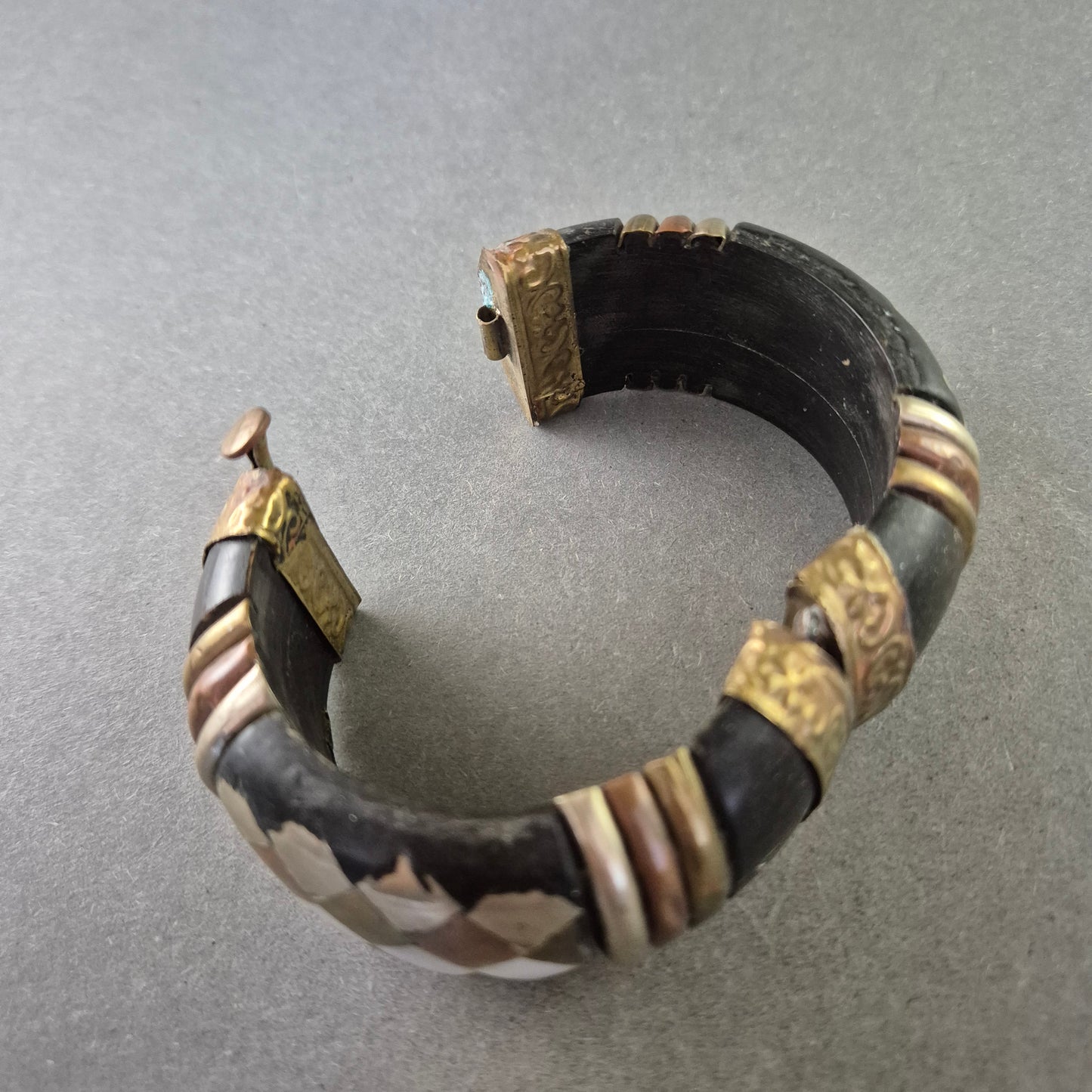 Vintage Armreif – Handgefertigter Armreif mit Messing- und Perlmutt-Details
