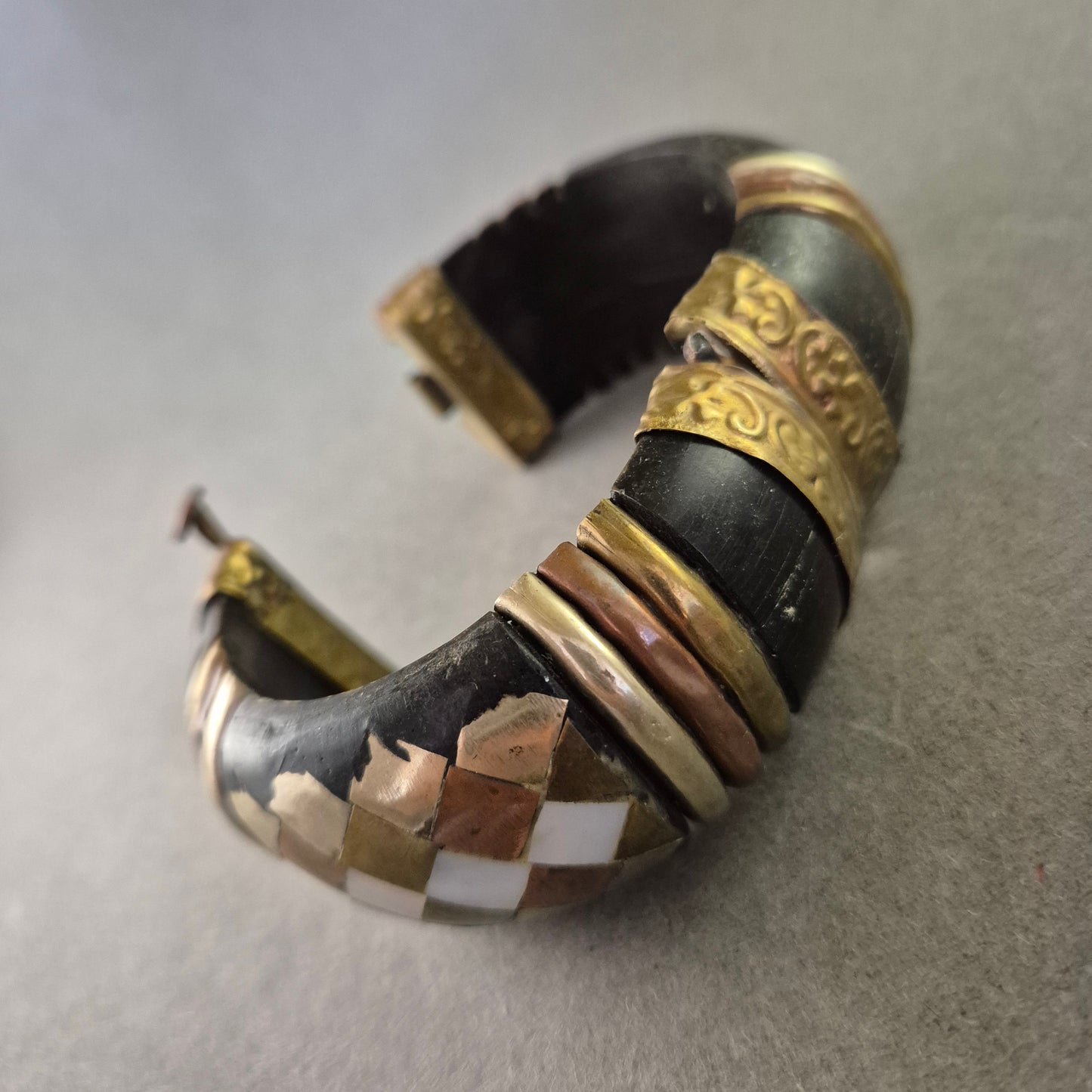 Vintage Armreif – Handgefertigter Armreif mit Messing- und Perlmutt-Details