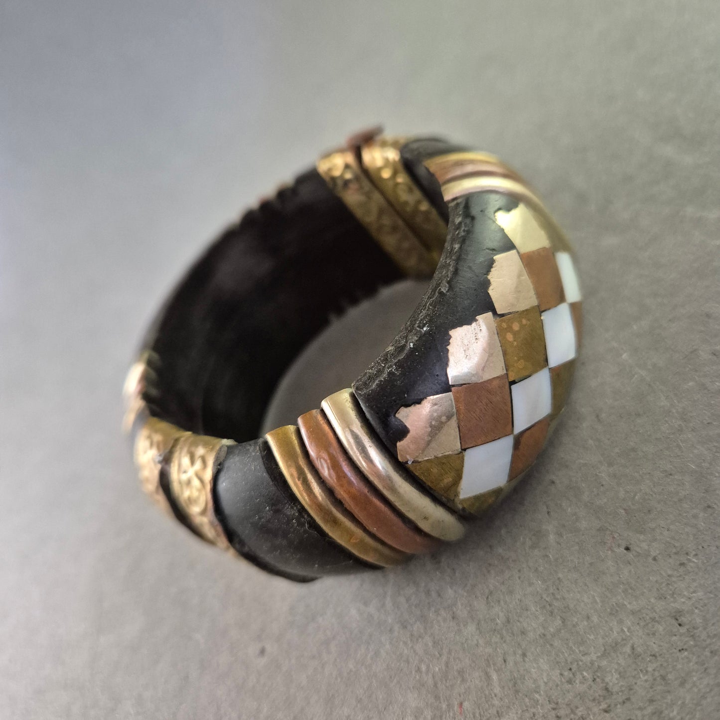 Vintage Armreif – Handgefertigter Armreif mit Messing- und Perlmutt-Details