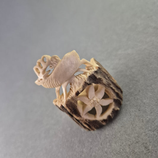 Handgeschnitzter Hirschhorn Ring – Volkskunst mit Vogel und Blume