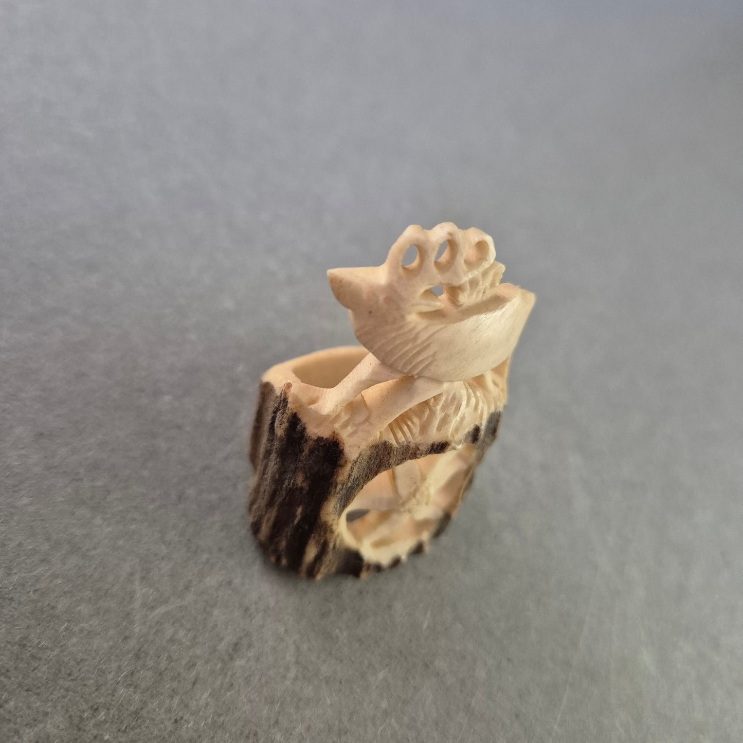 Handgeschnitzter Hirschhorn Ring – Volkskunst mit Vogel und Blume